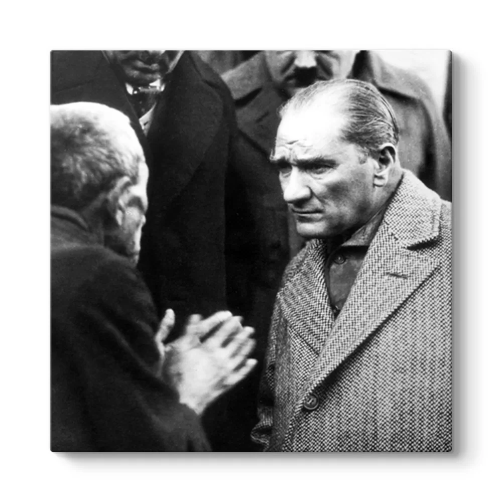 Atatürk Vatandaşı Dinlerken Kanvas Tablo - Model 3